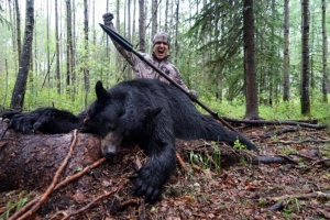 Video: Lovac kopljem sa zemlje ulovio medvjeda
