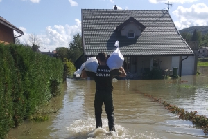 Ogulin : Lovci Lovačkog društva „Klek“ u akciji spašavanja poplavljenih kuća i pogona predvođeni predsjednikom Elvisom Vučićem